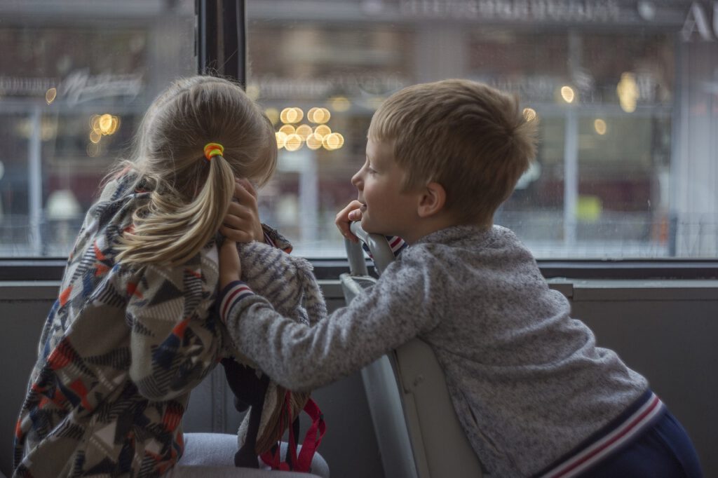 Kinder in Trauerfeiern einbeziehen: Altersgerechte Begleitung für junge Trauernde